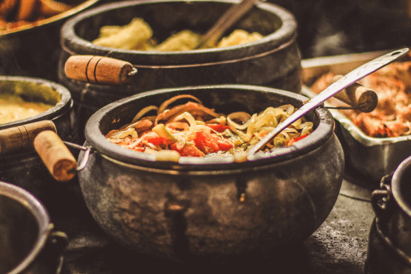 O Melhor da Culinária Local: 10 Pratos Tradicionais para Experimentar em suas Viagens